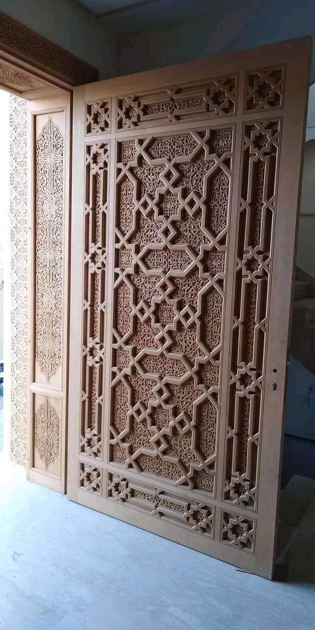 Porte en cèdre de l'Atlas sculptée à la main avec entrelacs géométriques et arabesques Tawriq