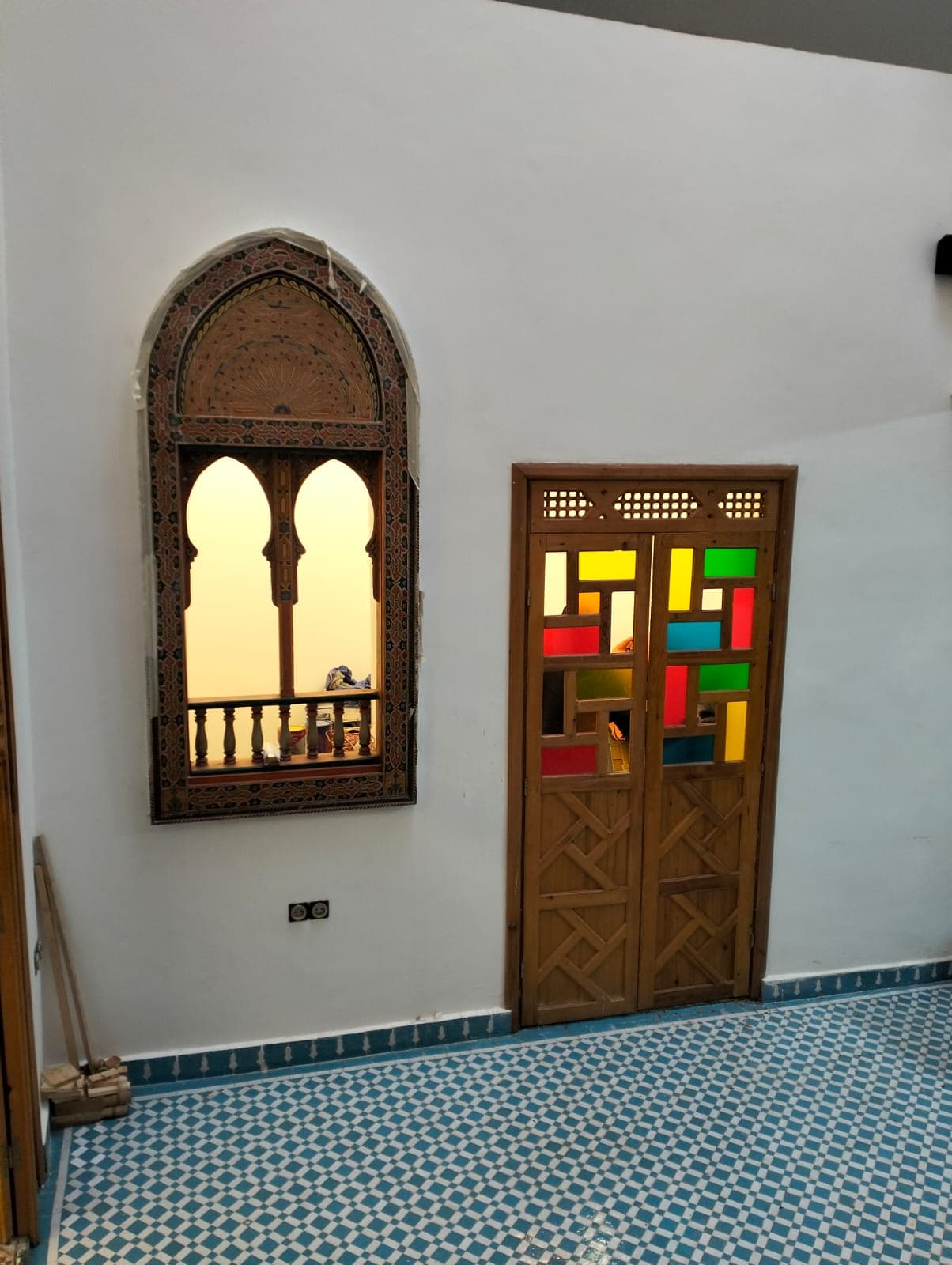Fenêtre de niche cintrée en Zouak et porte en cèdre massif avec vitraux polychromes fabriqués à la main