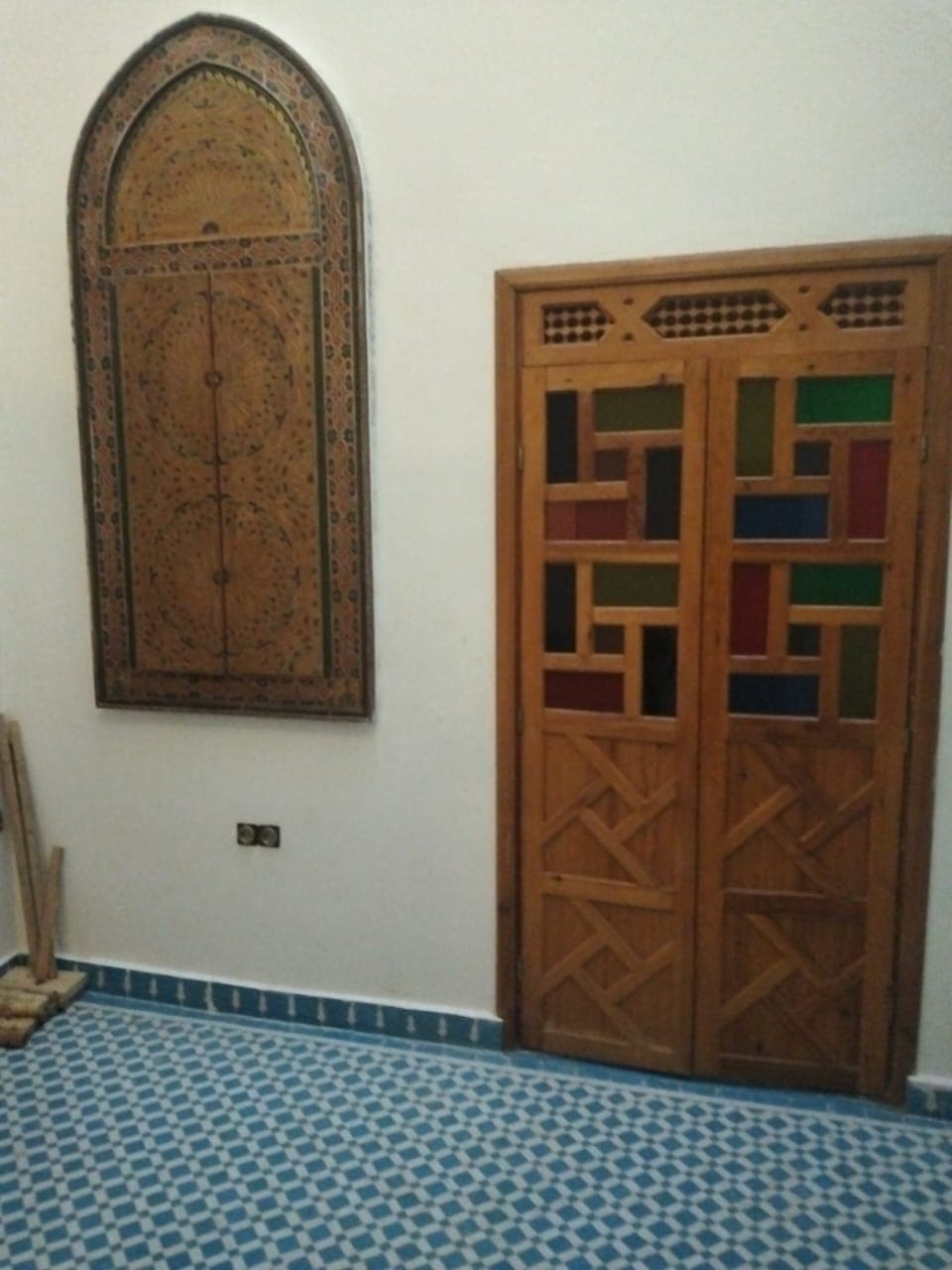 Niche murale en bois de cèdre fabriquée à la main avec volets en zouak peints et double porte avec vitraux polychromes