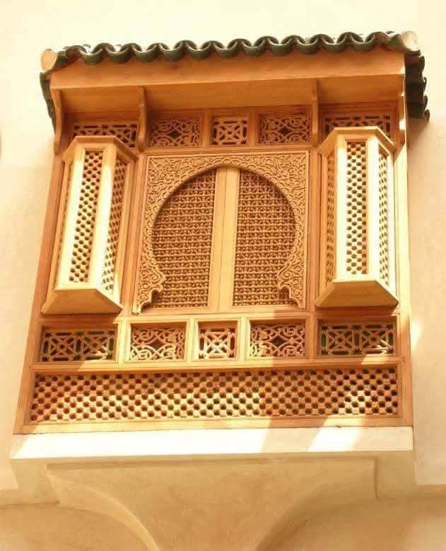 Fenêtre Oriel Mashrabiya en bois de cèdre fabriquée à la main traditionnelle avec auvent carrelé vert et arabesques sculptées